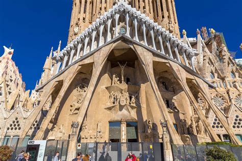 Artistieke architectuur van Gaudí in Barcelona, met de Sagrada Família op de achtergrond