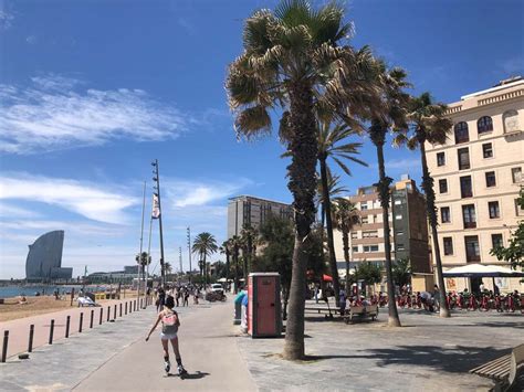 Fietsers langs de boulevard van Barceloneta