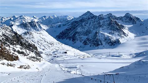 Landschap van een skigebied met zichtbare sneeuwkanonnen