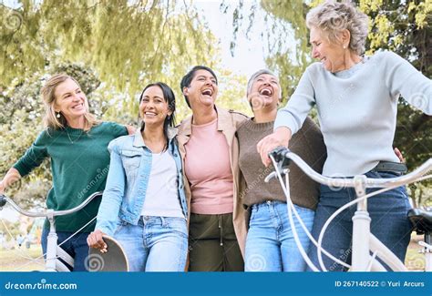 Illustratie van een vrolijk, kleurrijk parklandschap met attracties en families die plezier hebben