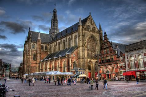 Illustratie van de Grote Markt in Haarlem met het stadhuis en de Sint-Bavokerk