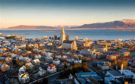 Een panoramisch uitzicht over Reykjavik met de Hallgrímskirkja kerk op de voorgrond.