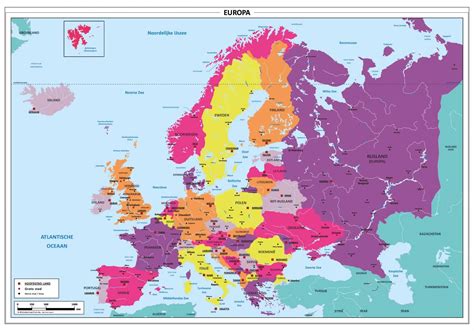 Kaart van Europa met de treinroute tussen Parijs en Berlijn, die de afstand van 877 km aangeeft.