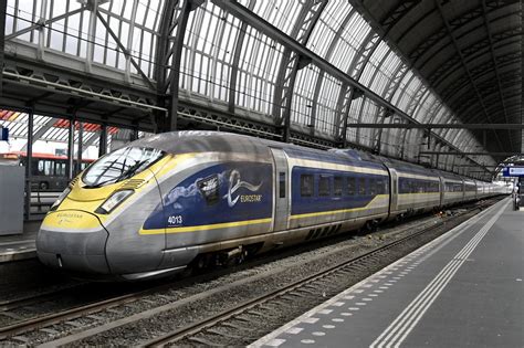 Een Eurostar hogesnelheidstrein die op een station aankomt.
