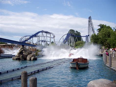 Panoramafoto van Europa-Park met diverse themagebieden en attracties.