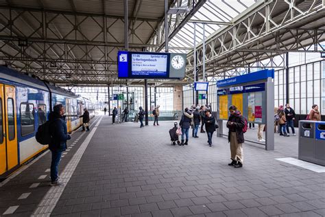 Illustratie van de Eurocity-Express trein die stopt bij het station Ringsheim/Europa-Park.