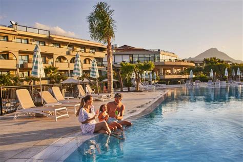 Gezin geniet van een buffet in een all-inclusive resort aan de Costa Brava