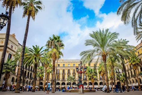 Gezellige straat in het oude centrum van Barcelona met tapasbars