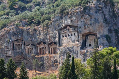 artistieke weergave van de koningsgraven van Caunos in Dalyan