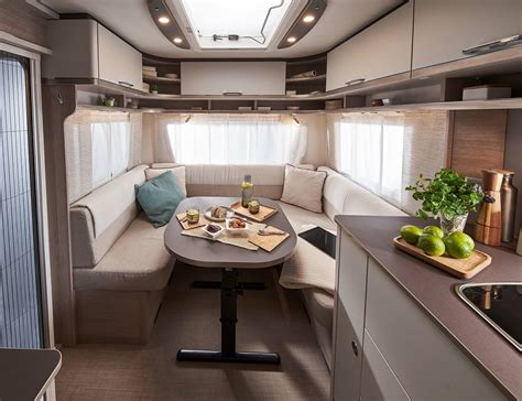 voorbeeld van een schone en moderne caravan interieur