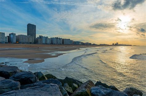 Uitzicht op de kustlijn van Oostende met het Mercure Hotel in de verte