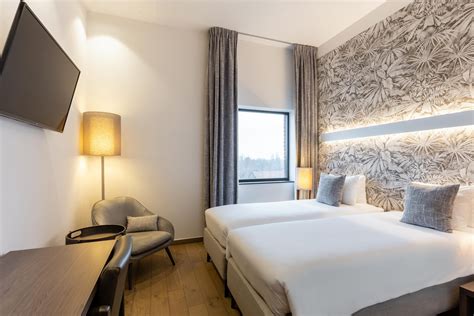 Een plattegrond van een standaard hotelkamer met balkon