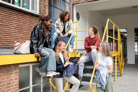 Foto van enthousiaste studenten en docenten tijdens een Open Dag
