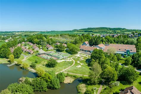 panoramisch uitzicht over het Limburgse heuvelland met het vakantiepark Landal Hoog Vaals op de voorgrond