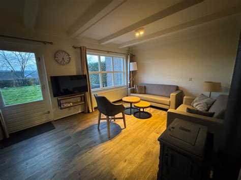 interieurfoto van de woonkamer van de 6C1 bungalow op Landal Hoog Vaals, met zithoek en flatscreen-tv