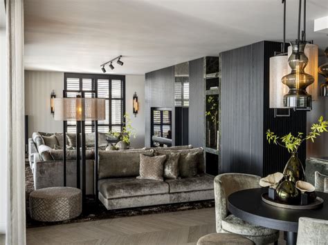 Het interieur van een luxe hotelzwembad met een stijlvolle uitstraling.