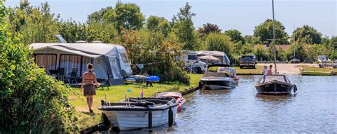 Illustratie van een opgezette caravan op een camping aan het water