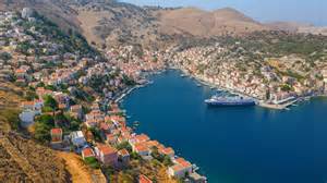 Kleurrijke haven van Symi met pastelkleurige huizen