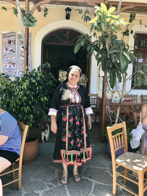 Traditionele klederdracht in het dorp Olympos op Karpathos