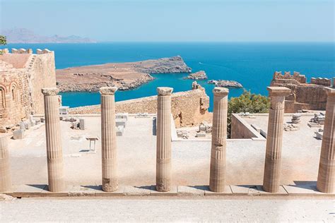 De Akropolis van Lindos met uitzicht op zee