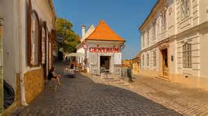 Sfeervolle straatjes van Lefkas-stad bij zonsondergang