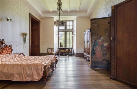 interieur van een luxe hotelkamer in het kasteel met kunstwerken