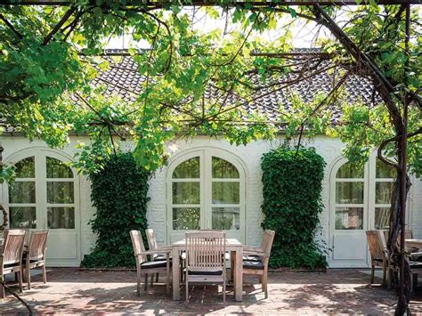 het restaurant 'De Tuin van de Barones' met glazen dak en zicht op de sterrenhemel