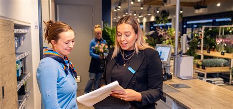 Een afbeelding van een gratis shuttle service die klanten ophaalt bij een metrohalte.