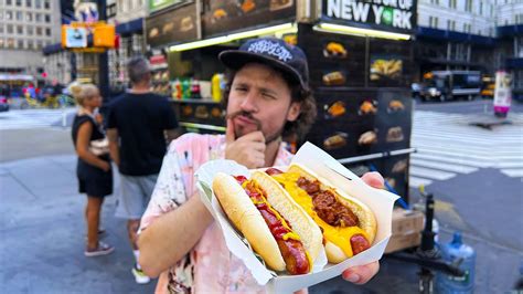 Een kleurrijke foto van verschillende streetfood-opties in New York, zoals hotdogs en pretzels.