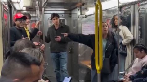 Een foto van een metrostation in New York met een metro die binnenrijdt.