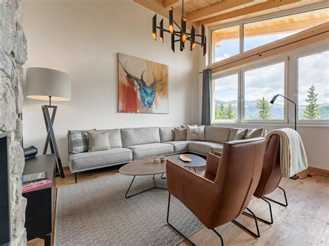 Interieurfoto van een luxe, Scandinavisch ingerichte lodge op Islay met uitzicht op zee