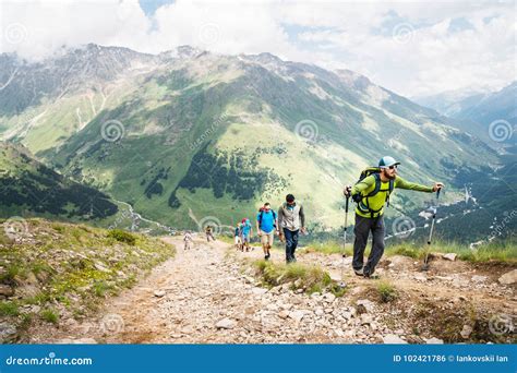 Foto van de berg Kilimanjaro met een groep toeristen.