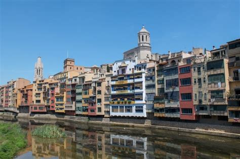 Panoramisch uitzicht op de kleurrijke huizen langs de Onyar rivier in Girona