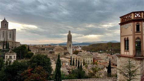 Uitzicht vanaf de stadsmuren van Girona over de stad