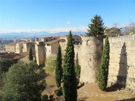 De indrukwekkende stadsmuren van Girona