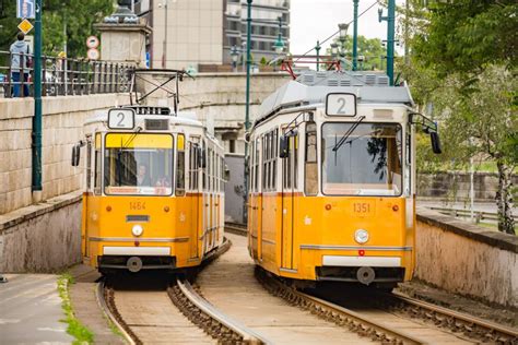 Informatieborden voor taxi's en openbaar vervoer op Boedapest Airport.