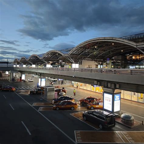 Interieurfoto van de terminal van Porto Airport met winkels en eetgelegenheden