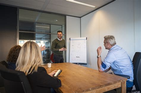 Illustratie van een ervaren adviseur die een klant helpt bij het kiezen van een bureaustoel