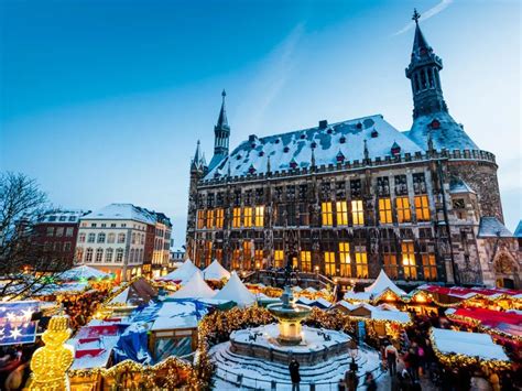 Sfeervolle kerstmarkt met veel lichtjes en traditionele kraampjes in het centrum van Aken
