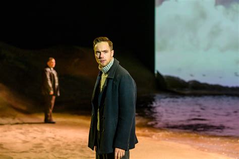 Gezicht van de hoofdrolspeler Erik Hazelhoff Roelfzema tijdens een scène uit de musical