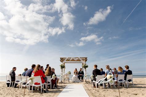 Willem en Anita tijdens hun bruiloft op het strand van Goa