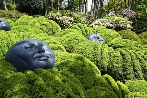 Moderne sculpturen in de Jardins d’Étretat met uitzicht op de krijtrotsen