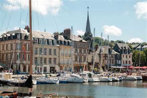 Kleine, charmante haven van Honfleur met kleurrijke gebouwen