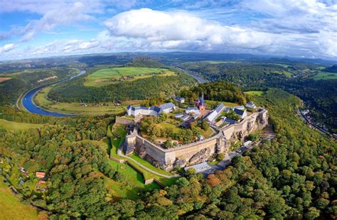 Een panoramisch uitzicht op de Elbe-vallei met de Bastei-rotsen in de Saksische Zwitserland.