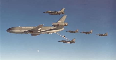 Een KDC-10-transportvliegtuig.