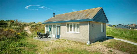 Buitenaanzicht van het vakantiehuis met een terras en groen landschap