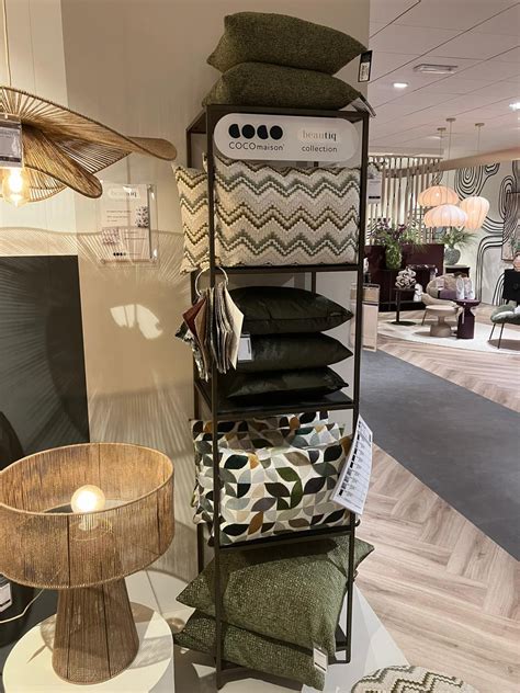 Showroom met diverse ski's van topmerken