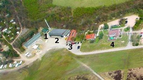 Luchtfoto van vliegveld Terlet met zweefvliegtuigen op de grasbanen