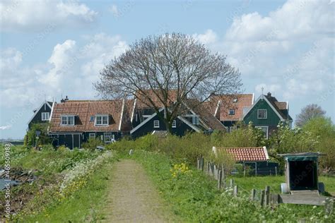 Foto van de kleurrijke bungalows van het voormalige Pipodorp.