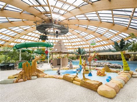 Interieur van het subtropische zwembad van Landal De Lommerbergen met waterglijbaan en golfslagbad